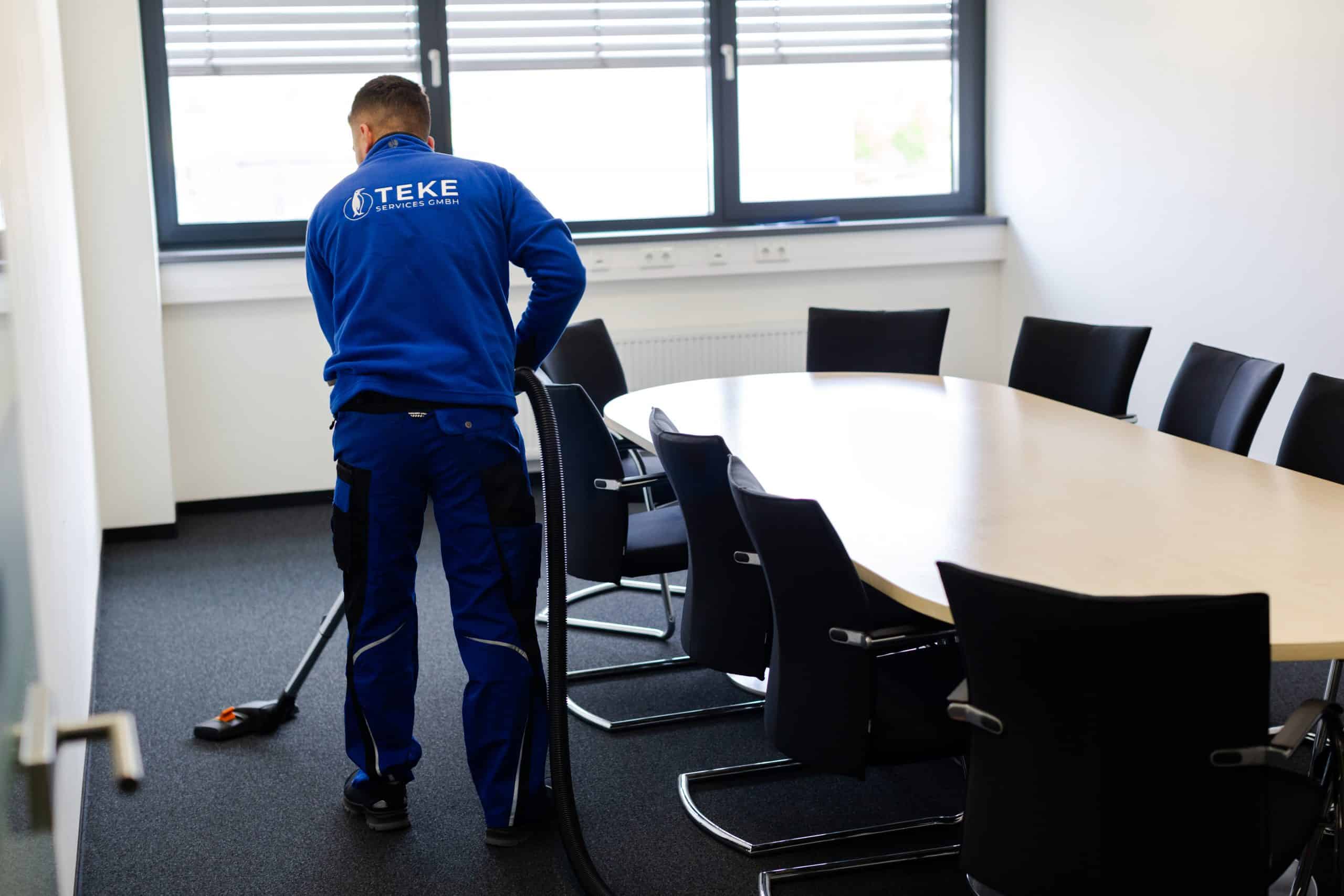 Freundliche Reinigungskraft übernimmt die Intensivreinigung großer Firmengebäude in Darmstadt und Umgebung.